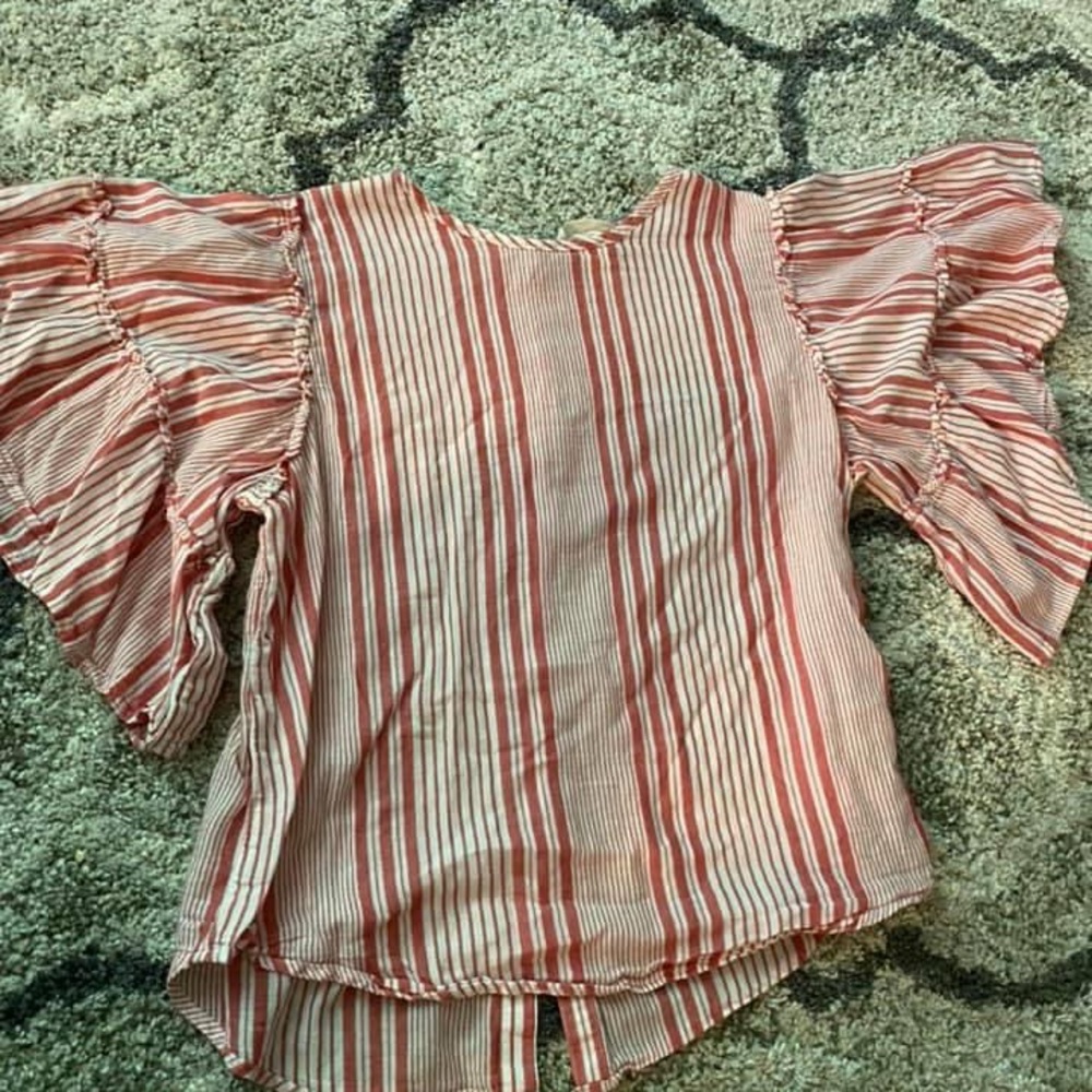 H&M ruffle sleeve blouse